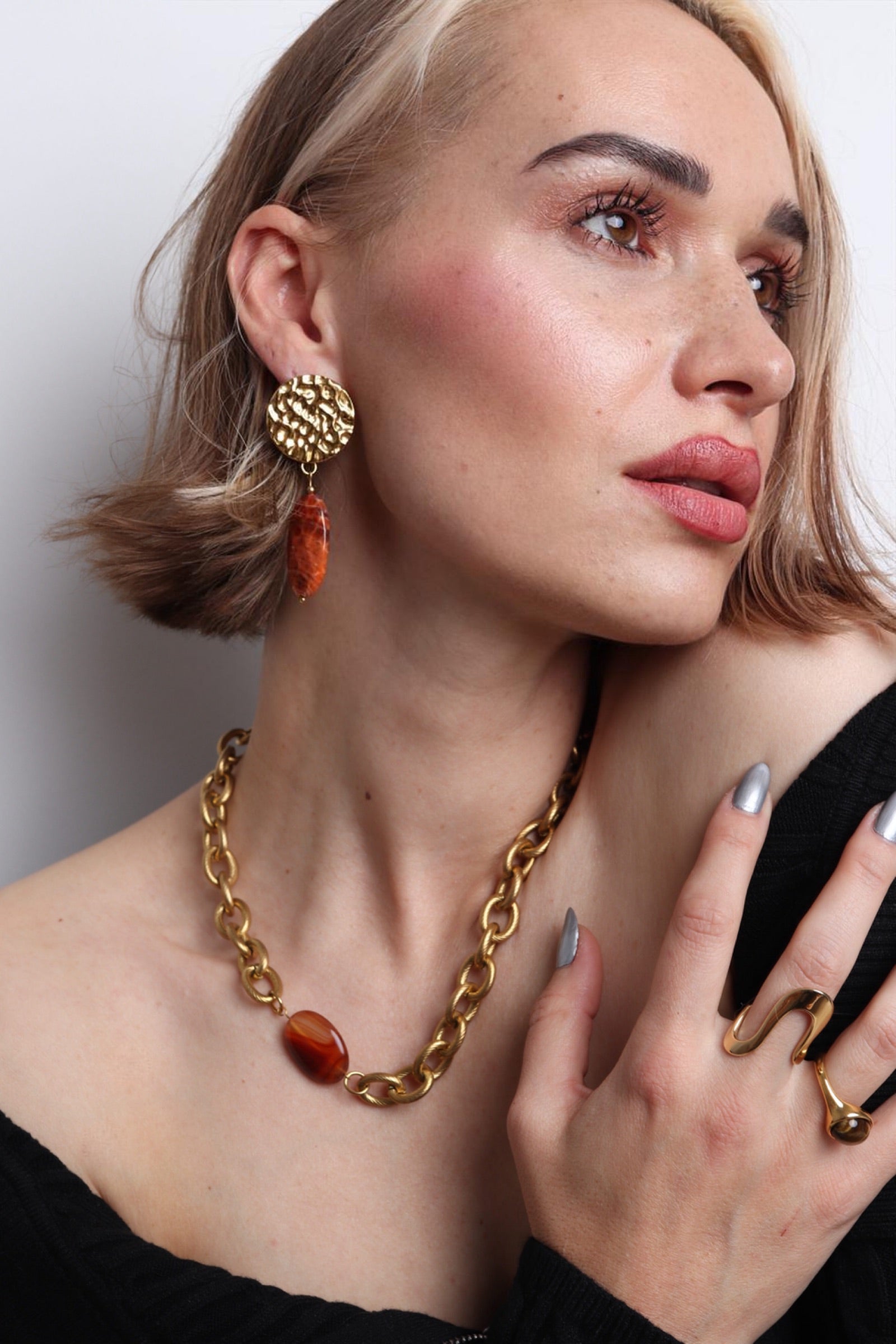 Collier Lydie grosse chaîne dorée avec pierre naturelle orange au centre inspiration collier Loulou kitchen 