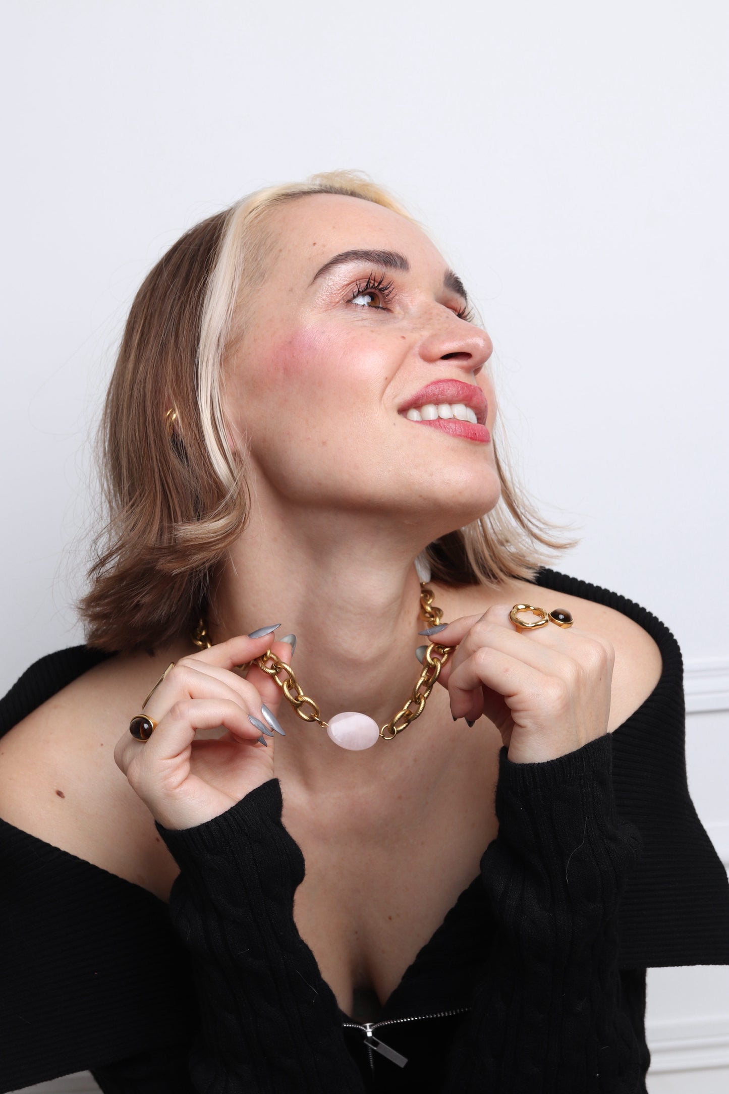 Collier Lydie grosse chaîne dorée avec pierre naturelle rose au centre inspiration collier Loulou kitchen 