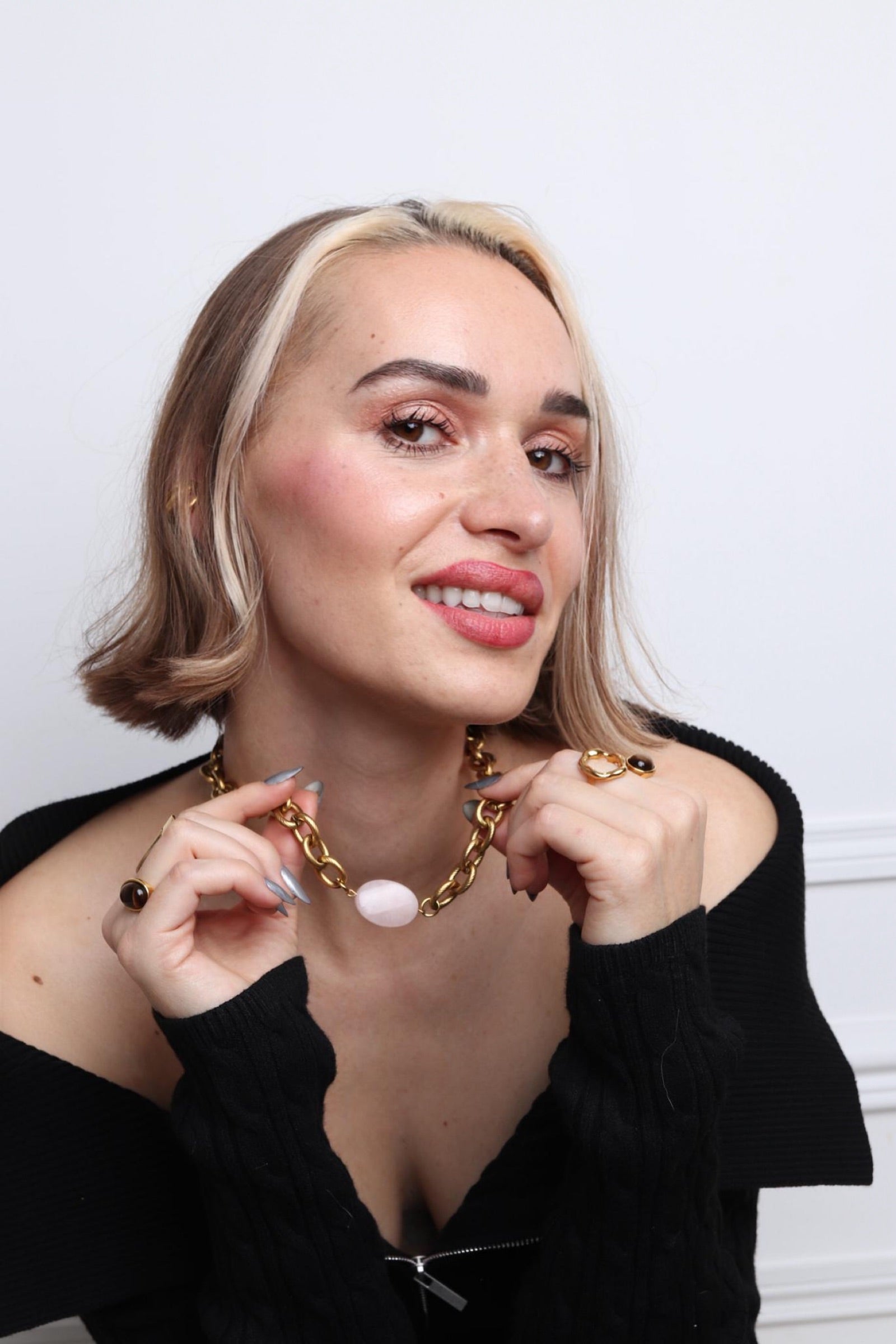 Collier Lydie grosse chaîne dorée avec pierre naturelle rose au centre inspiration collier Loulou kitchen 