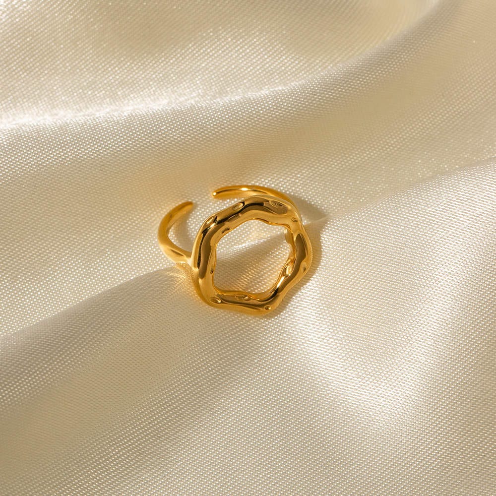 Cercle d’or : Bague ajustable martelée