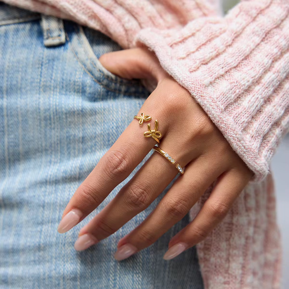 Bague Ruban dorée ajustable en acier inoxydable dorée à l’or fin portée