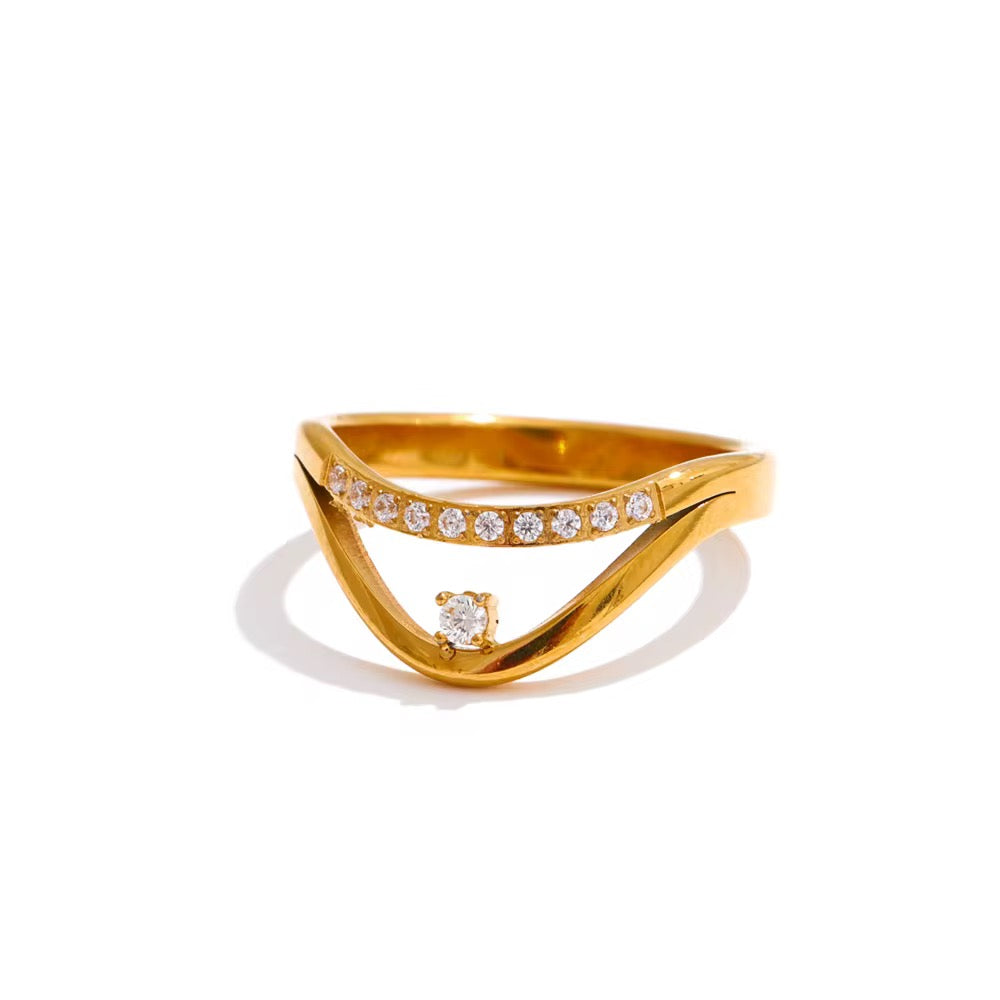 Bague Élyra en acier chirurgical doré ornée de zircons, design contemporain et élégant