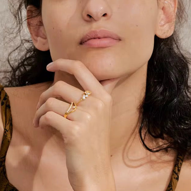 Bague Élyra portée à la main, bijou doré au design moderne et raffiné