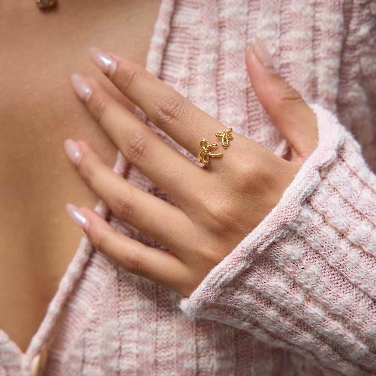 Femme portant la bague ruban dorée ajustable