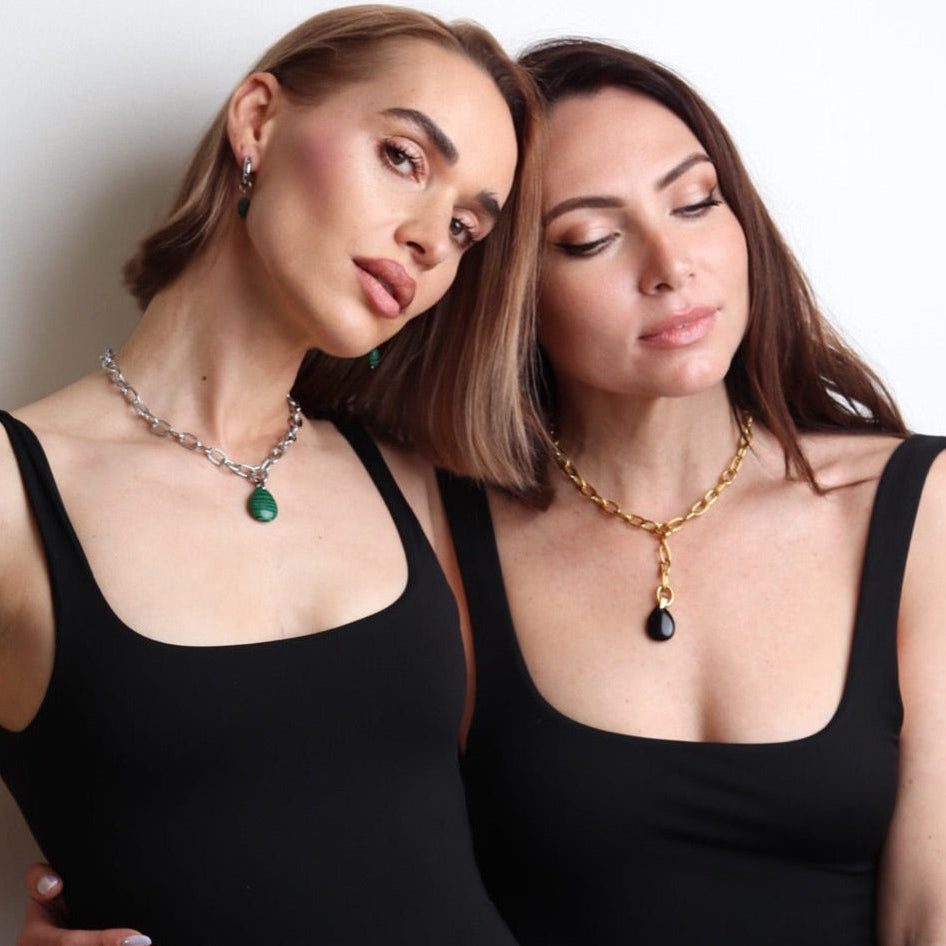 Deux femmes avec colliers chaîne et pendentifs pierres naturelles