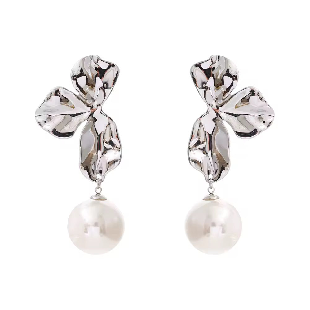 Boucles d'oreilles argentées fleur avec perle pendante