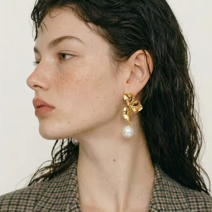 Boucles d'oreilles dorées fleur avec perle pendante trempées à l'or fin 18K