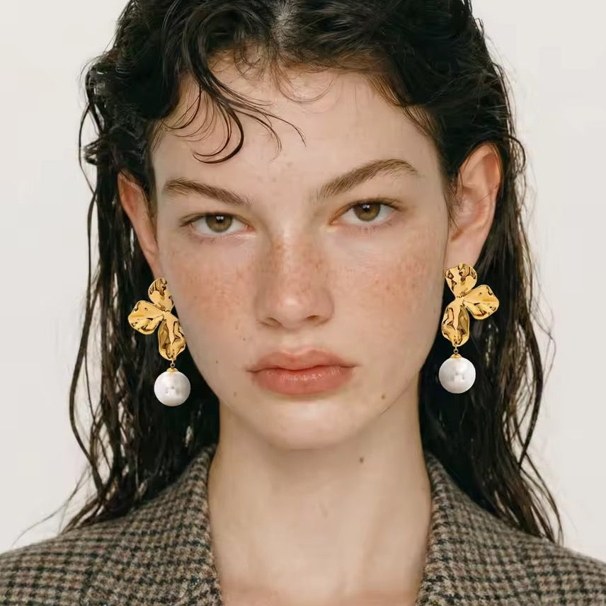 Boucles d'oreilles dorées avec perle pendante L'Or Didon