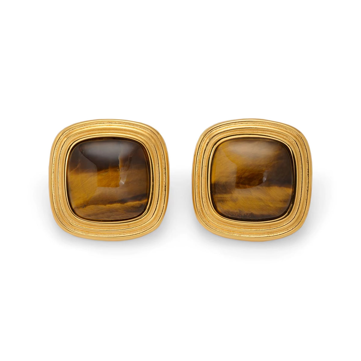 Boucles d'oreilles carrées dorées en œil de tigre naturel, cadre strié, sur fond blanc