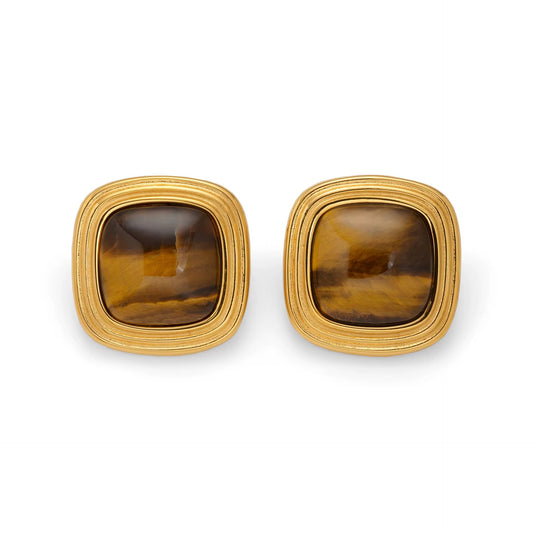 Boucles d'oreilles carrées dorées en œil de tigre naturel, cadre strié, sur fond blanc