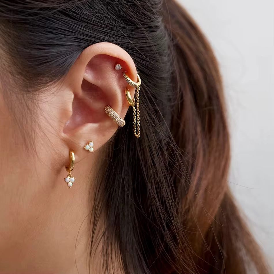 Femme portant les double mini créoles avec chaînettes