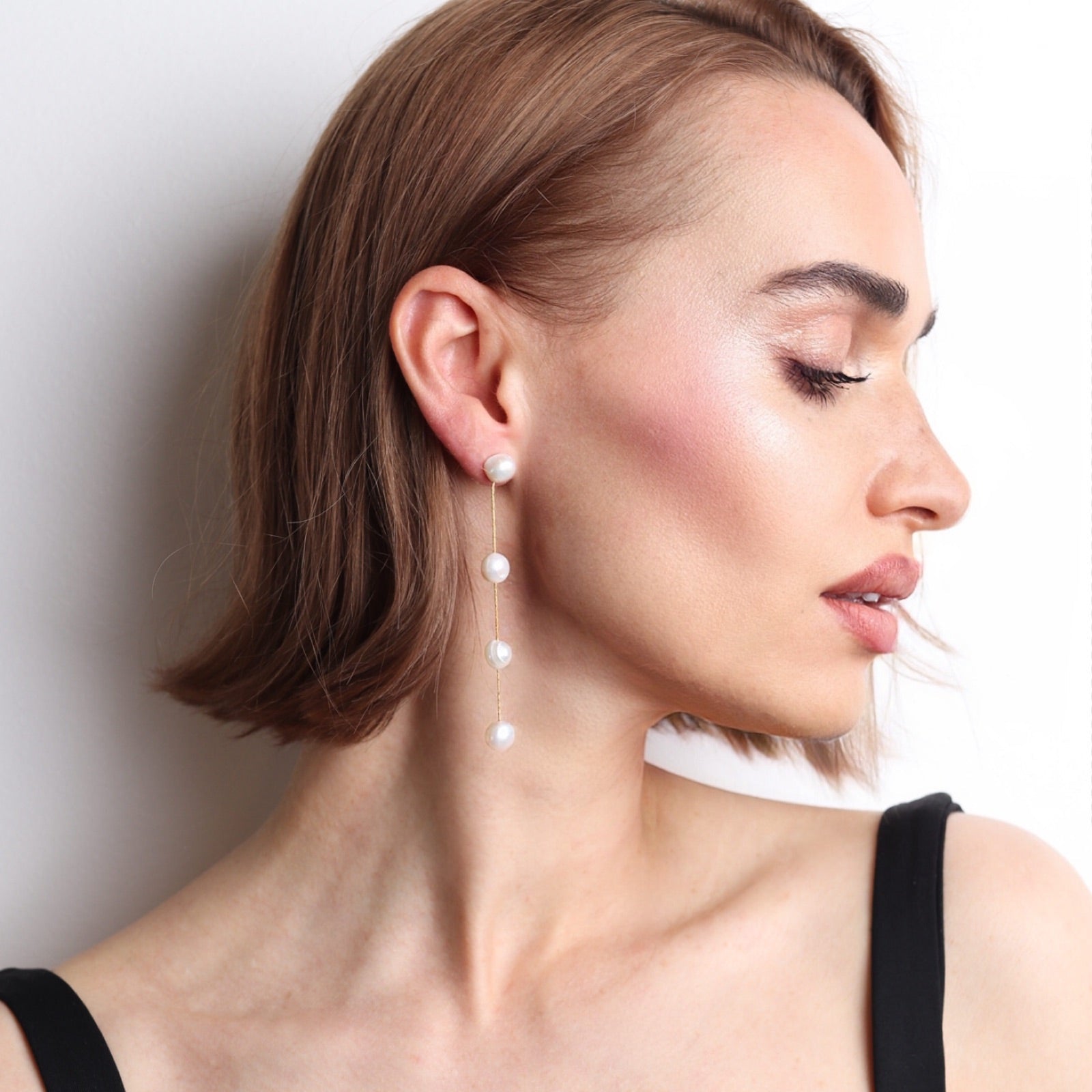 Boucles d’oreilles longues en perles naturelles blanches et finition dorée pour mariée