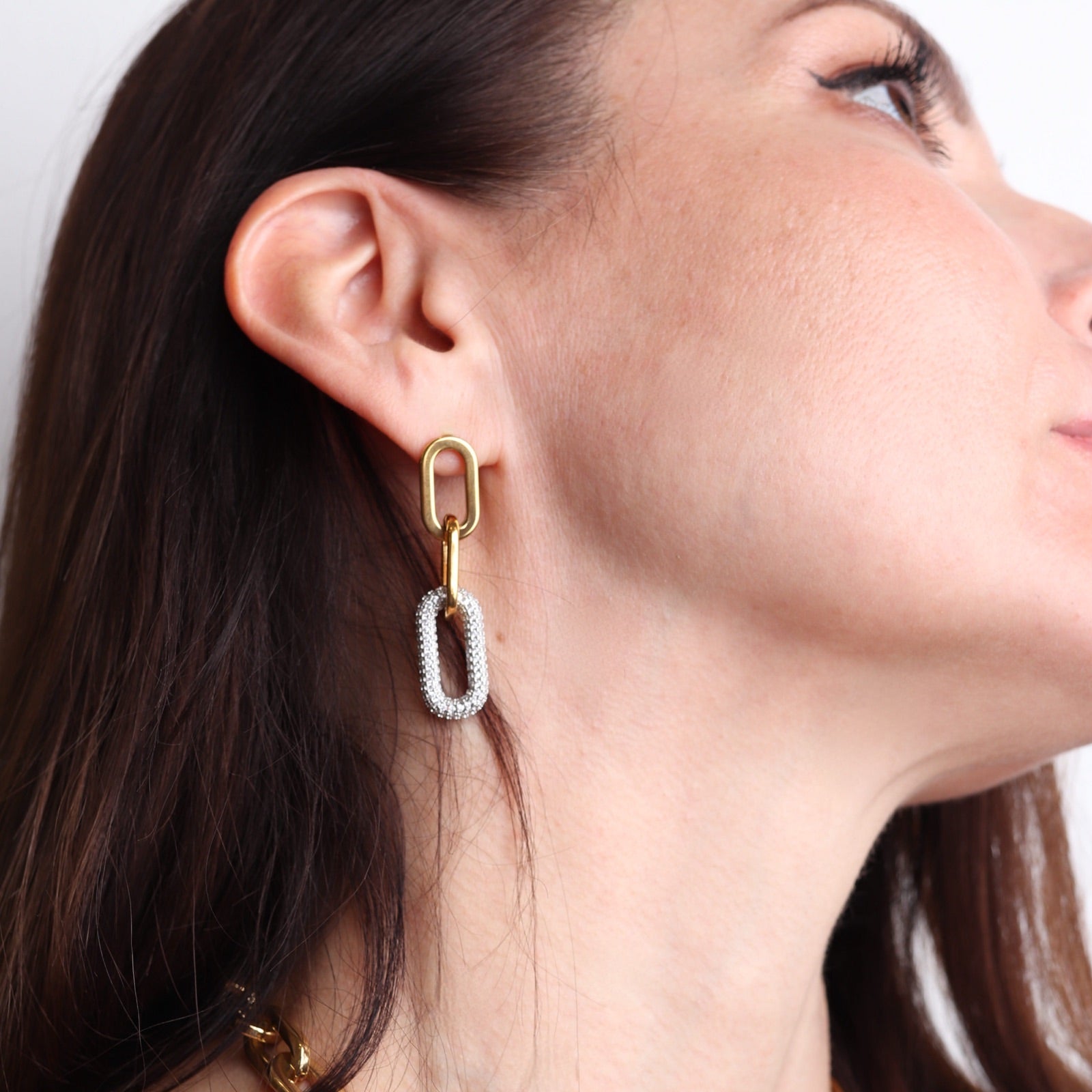 Détail des boucles d’oreilles zirconium dorées femme