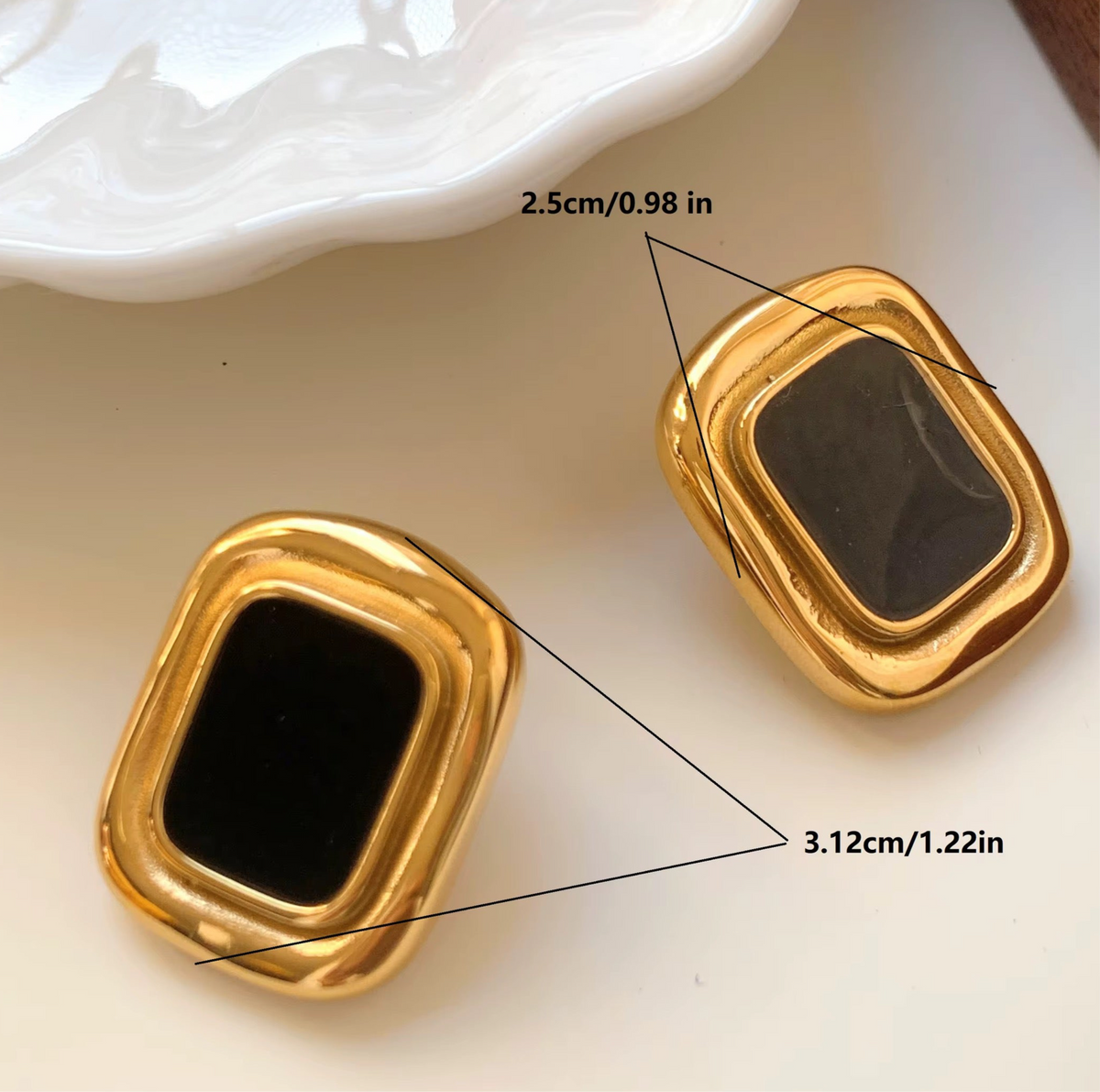 Boucles d'oreilles Marylou avec leurs dimensions, 3,1 x 2,5 cm