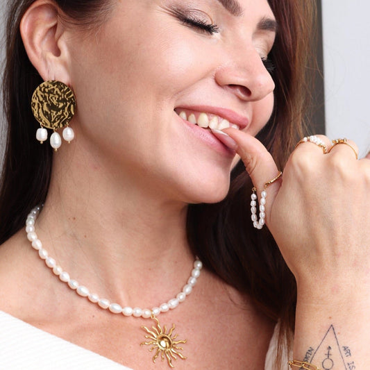 Baya : Boucles d’oreilles Martelées, sublimées de perles naturelles