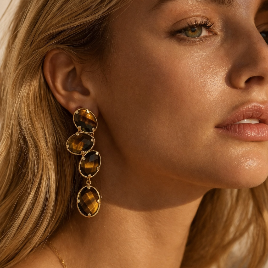 boucles d'oreilles doré ornées avec des pierres naturelles d'oeil de tigre styme bohème chic