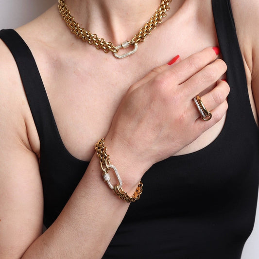 Bracelet chaîne doré tendance porté au poignet en gros plan