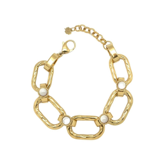Bracelet maillons XL dorés Maïwenn à cabochons de nacre blanche, sur fond blanc