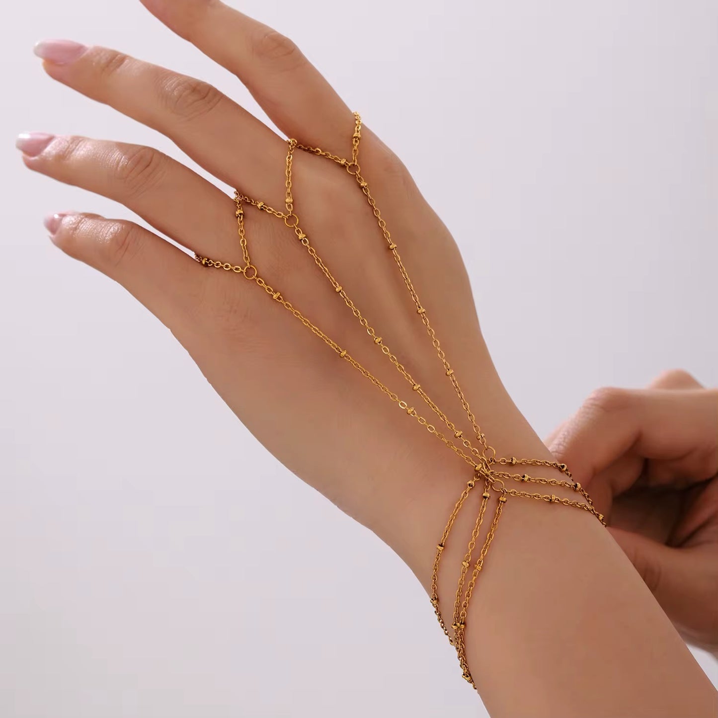 Bracelet de main chaîne perlée – bijou de main minimaliste élégant