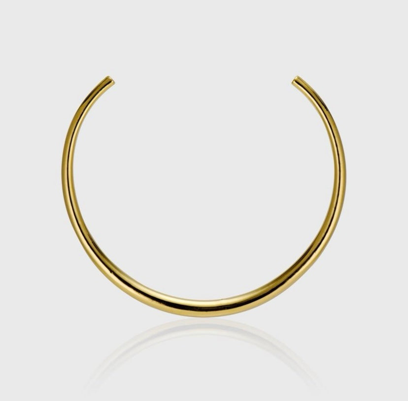 Choker ras de cou ouvert Dalia doré à l'or fin 18 carats sur fond gris clair