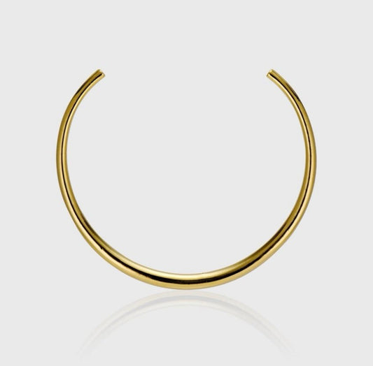 Choker ras de cou ouvert Dalia doré à l'or fin 18 carats sur fond gris clair