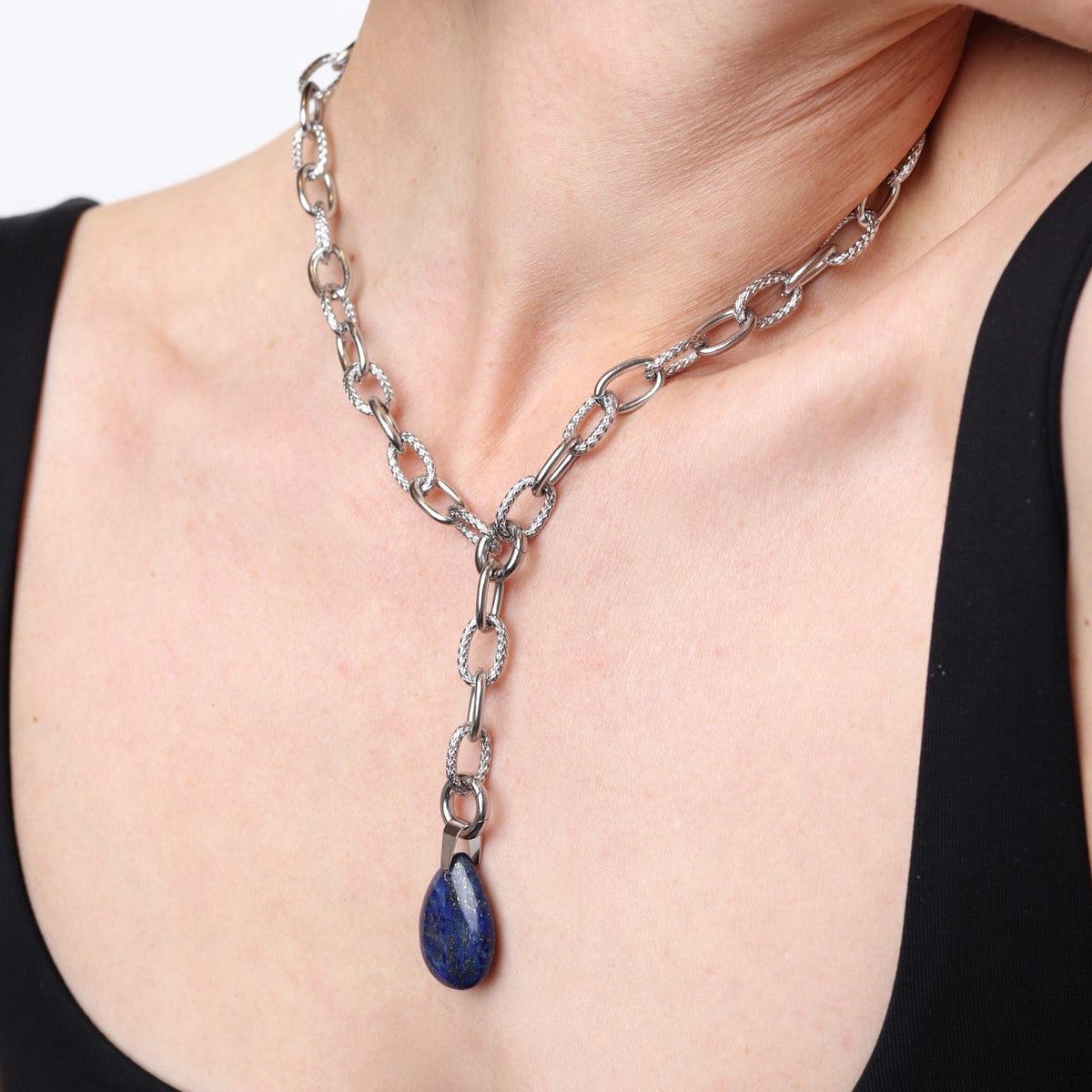 Gros plan sur un collier argent avec pierre bleue naturelle