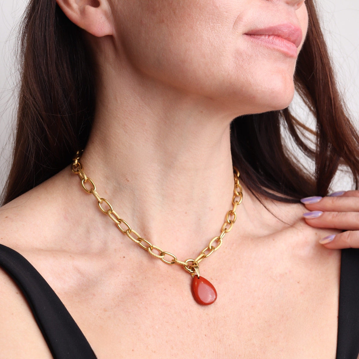 Collier doré femme avec pendentif cornaline rouge élégant