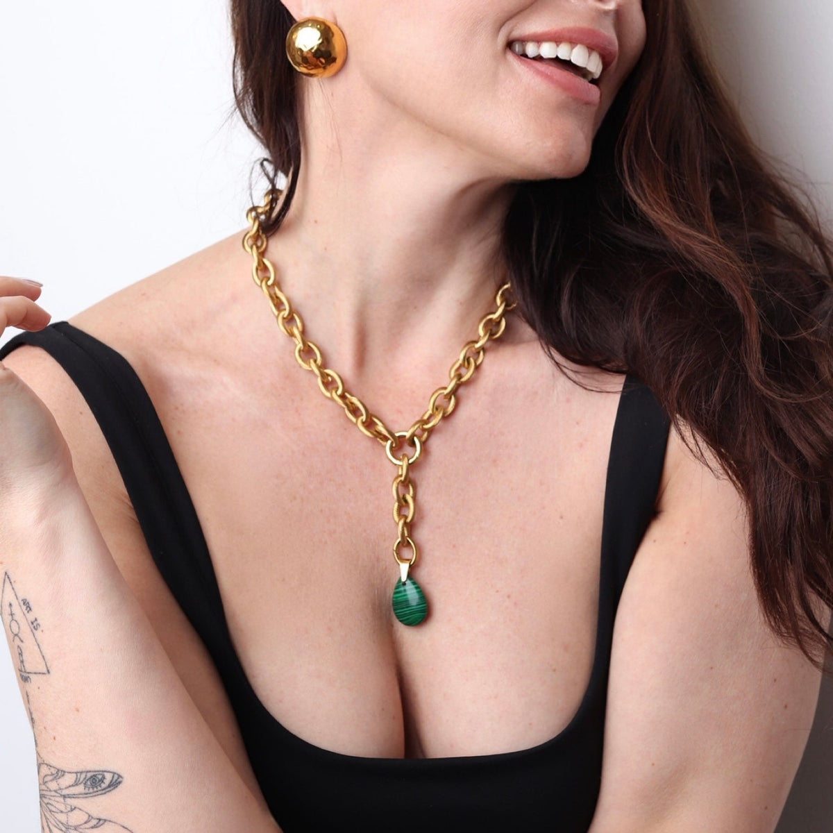 Collier doré femme avec pendentif malachite verte élégante
