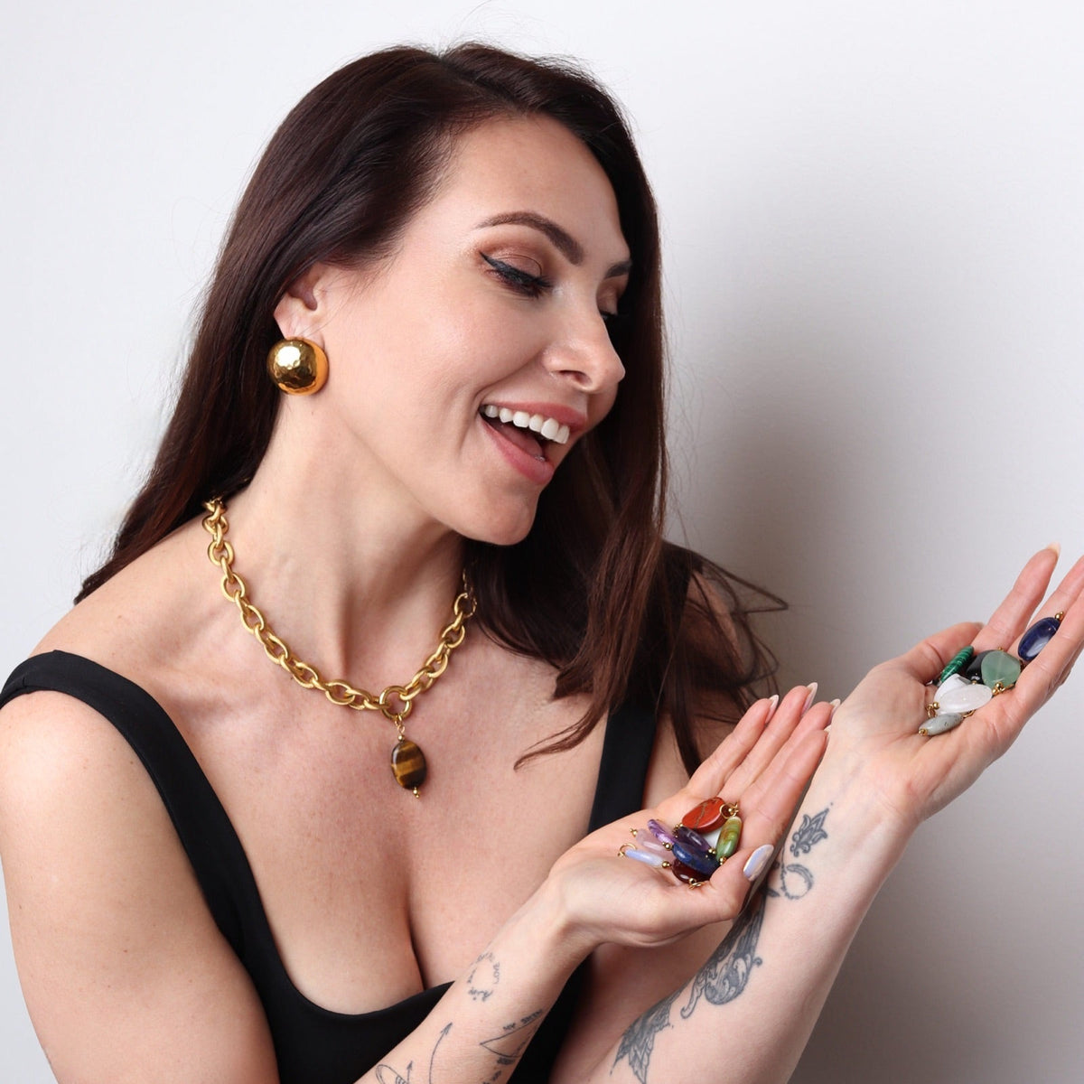Femme portant un collier doré œil de tigre avec pierres naturelles