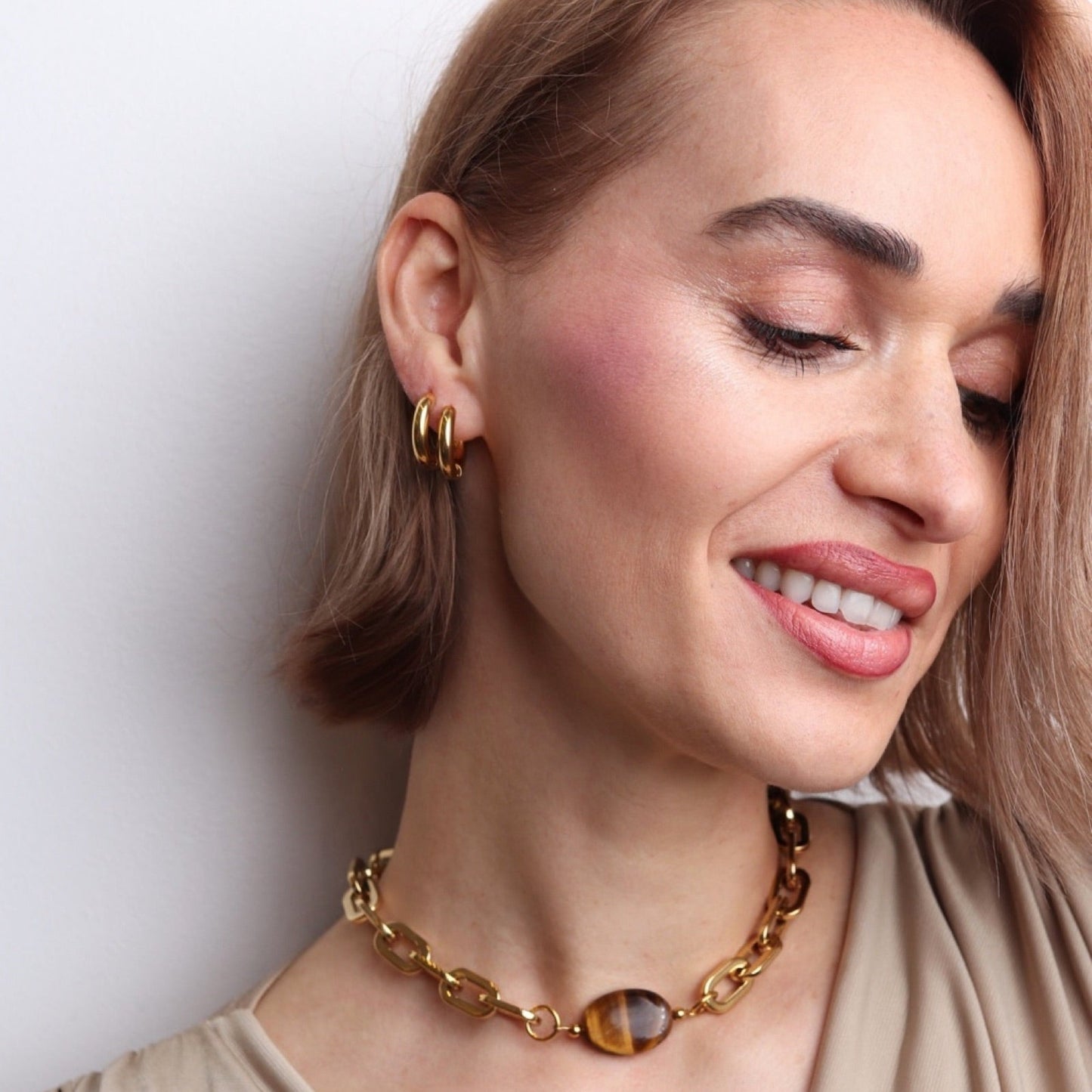 Collier grosse maille doré avec pierre œil de tigre, bijou femme élégant et tendance