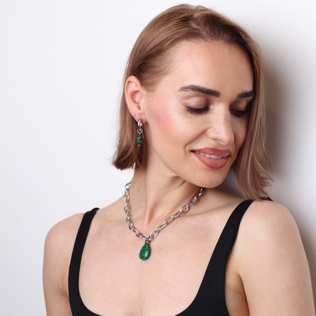 Femme élégante avec collier argenté et pendentif malachite verte