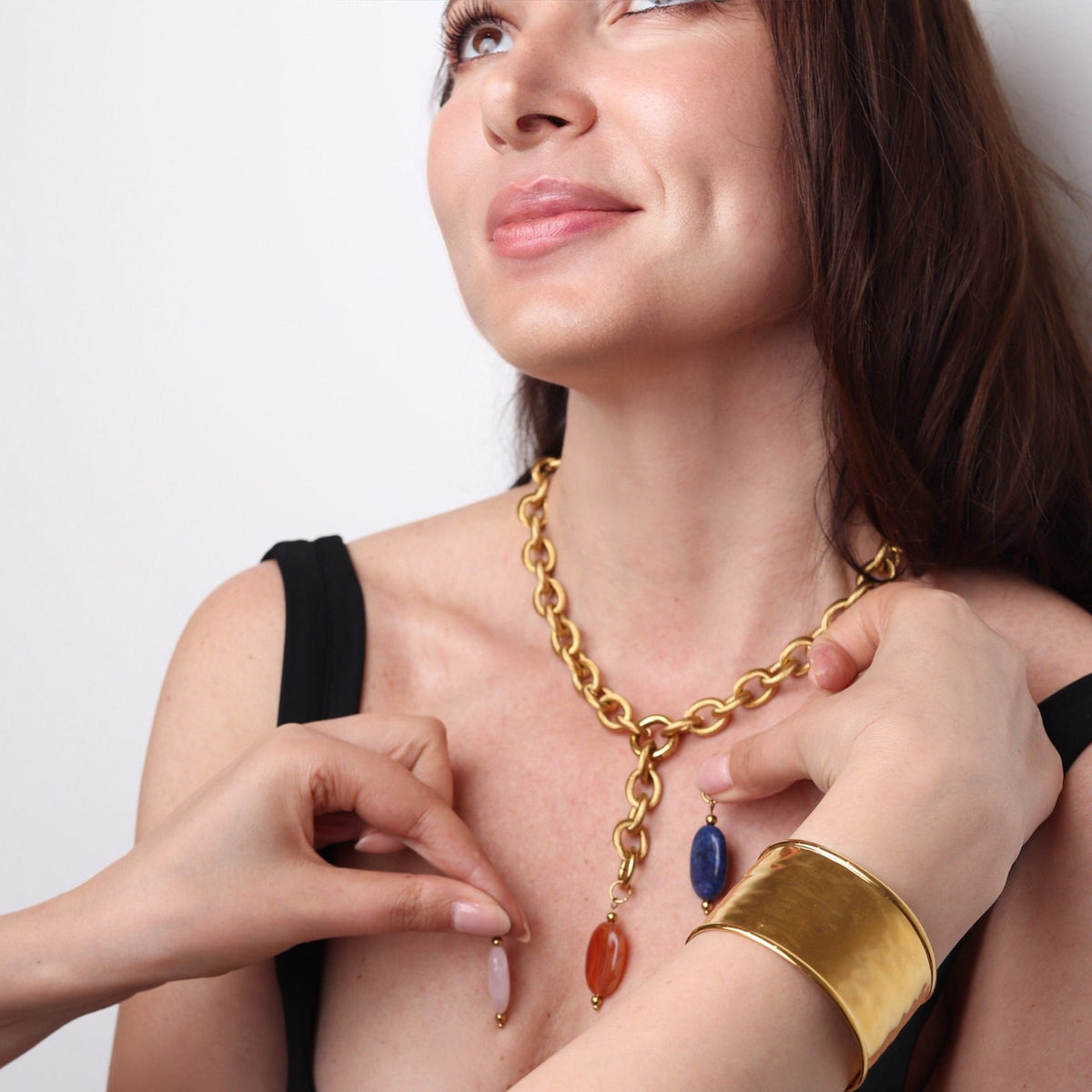 Femme élégante portant un collier tendance avec pierres naturelles colorées