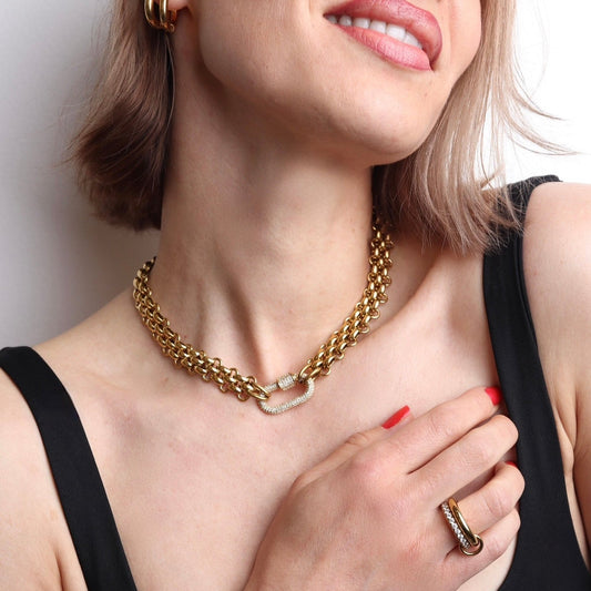 Collier grosse maille doré porté avec top noir