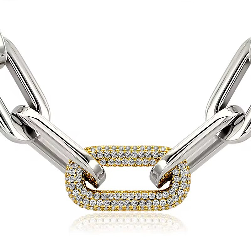 Détail du fermoir pavé doré sur collier grosse maille argenté
