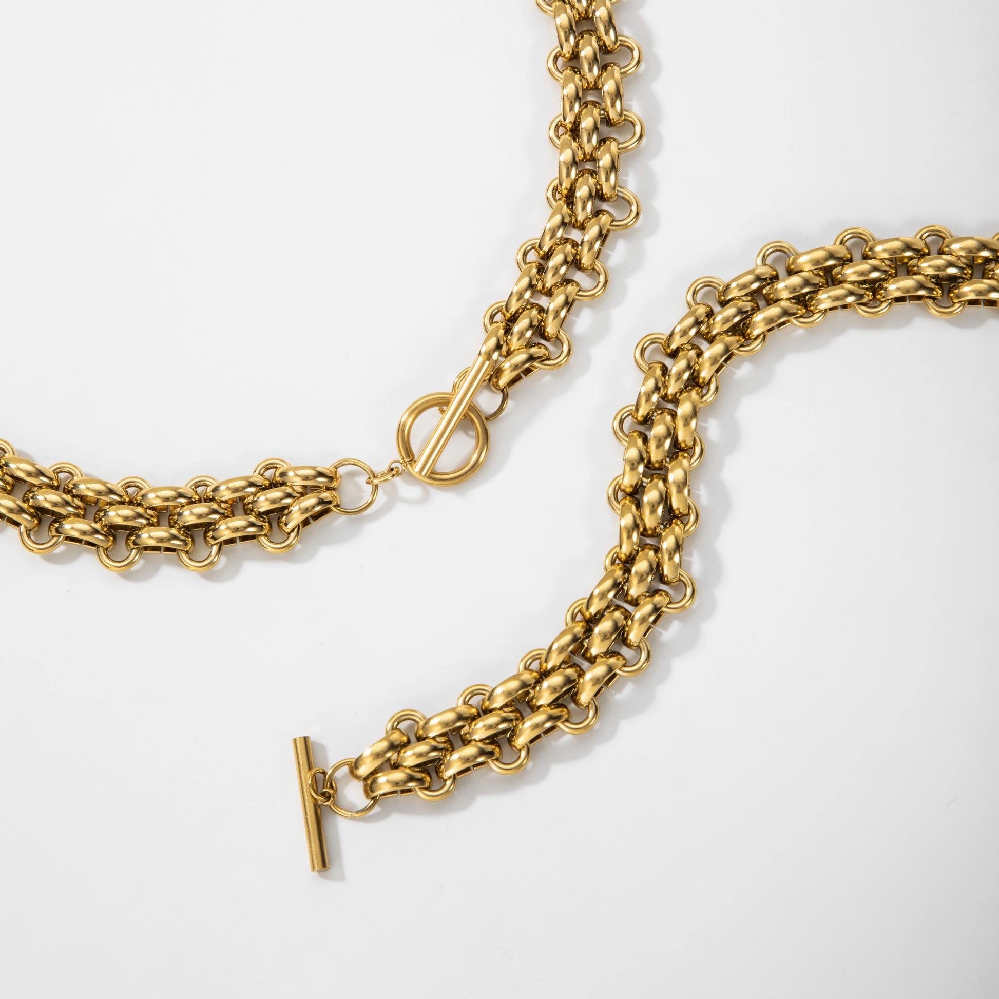 Détail fermoir collier chaîne dorée maille épaisse