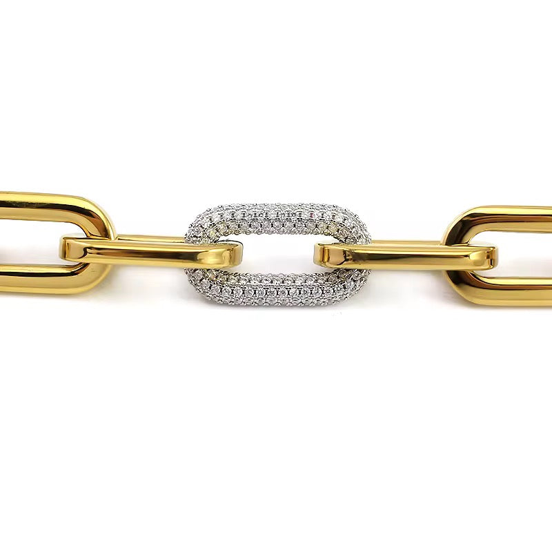 Détail du fermoir pavé argenté du collier grosse maille doré