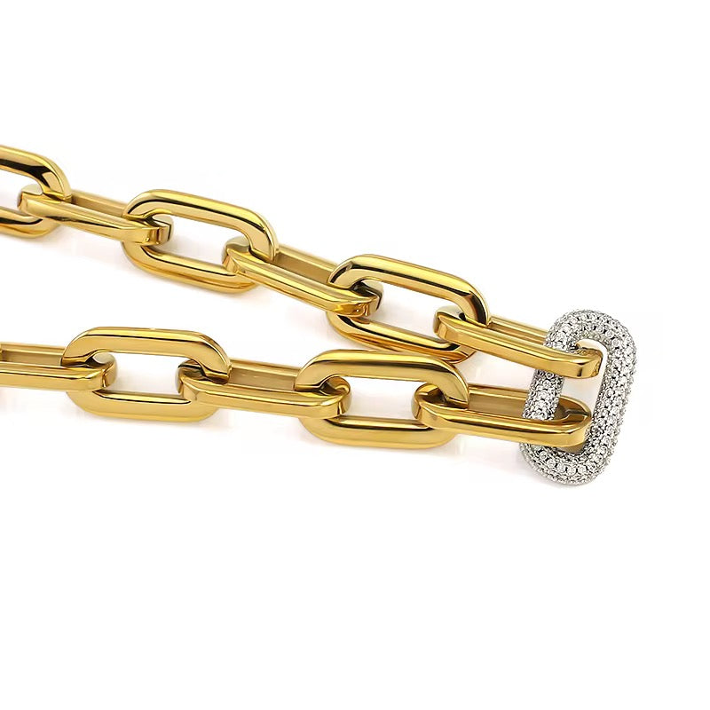 Zoom sur les maillons du collier Philippine Classique doré
