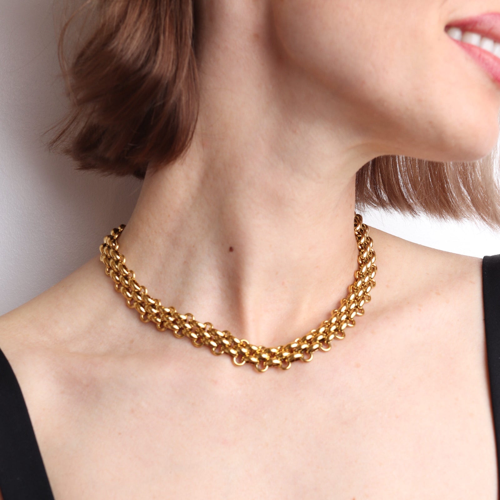 Collier chaîne dorée épaisse porté style élégant