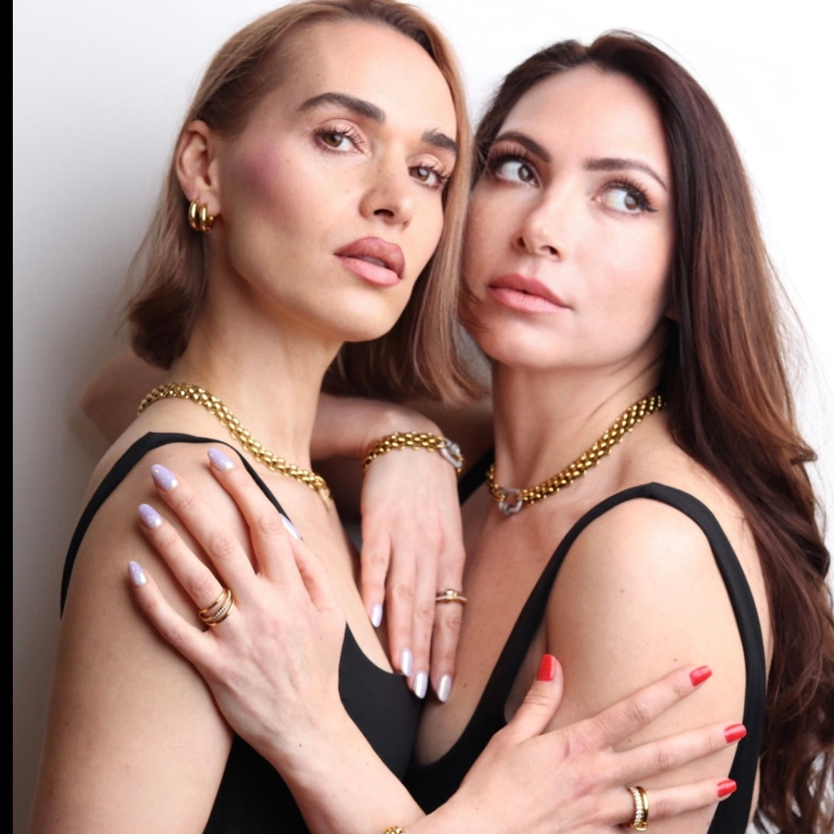 Collier chaîne doré tendance porté en duo