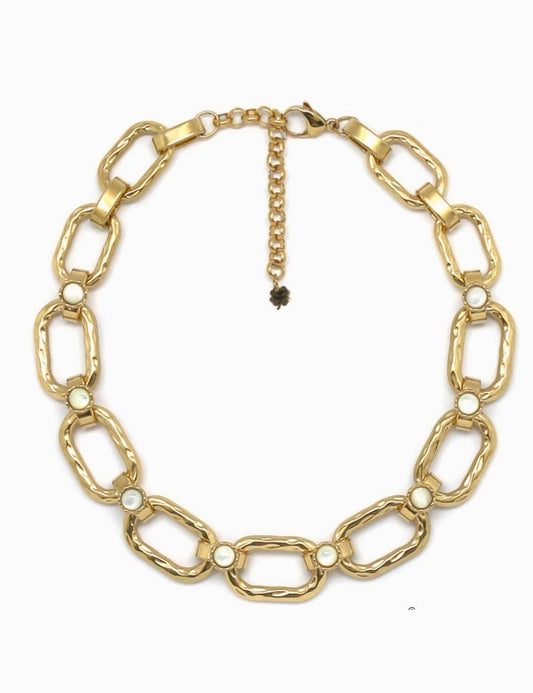 Collier gros maillons dorés Maïwenn seul sur fond blanc, cabochons blancs et chaînette de réglage