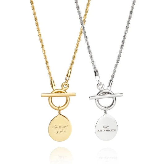 Colliers médaille gravée Sarah doré et argenté sur chaîne corde torsadée, fond blanc