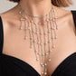 Collier plastron Séraphine argenté porté en choker, franges de perles naturelles sur un décolleté