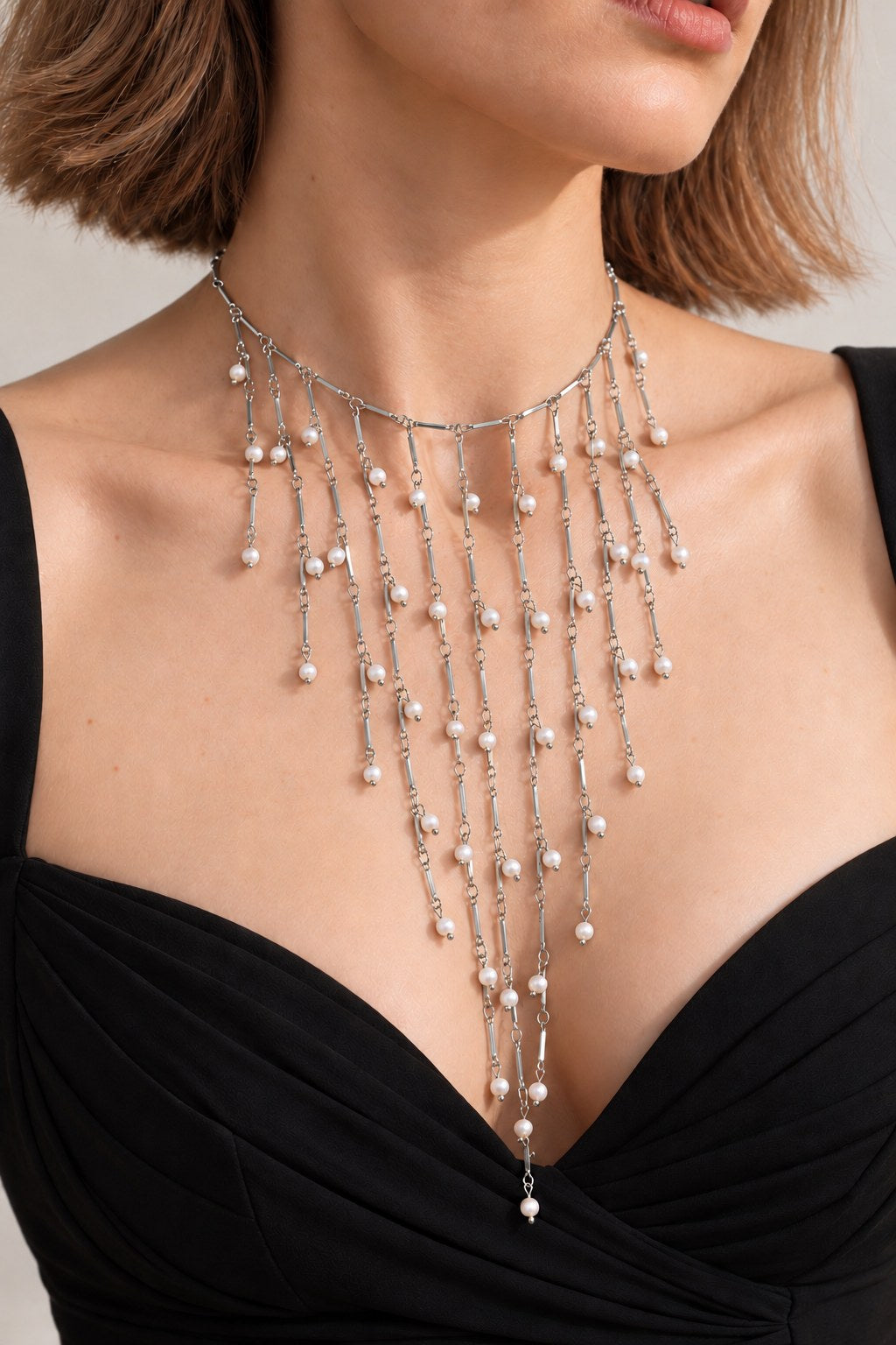 Collier plastron Séraphine argenté porté en choker, franges de perles naturelles sur un décolleté