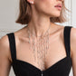 Collier plastron perles naturelles Séraphine argenté porté avec une robe noire et des puces perle