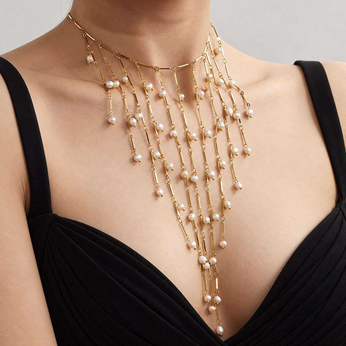 Détail du collier plastron Séraphine doré : fines chaînes et perles naturelles en cascade