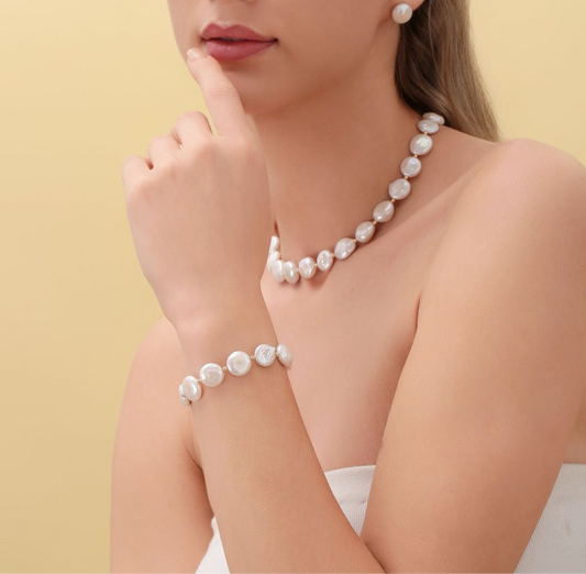 collier en perles naturelles blanches rondes et plates