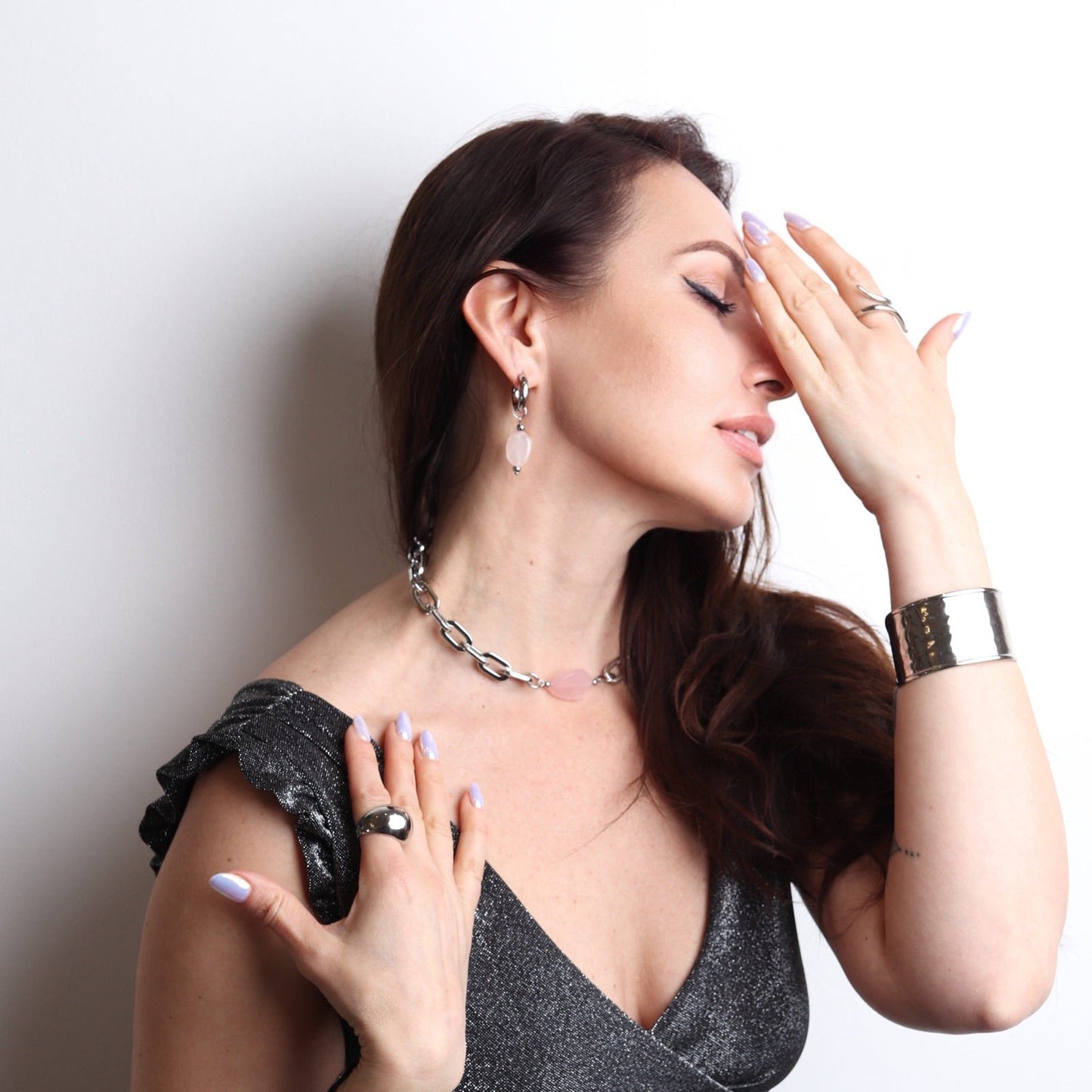 Collier maille argentée avec quartz rose, bijou femme moderne et tendance porté avec une tenue élégante