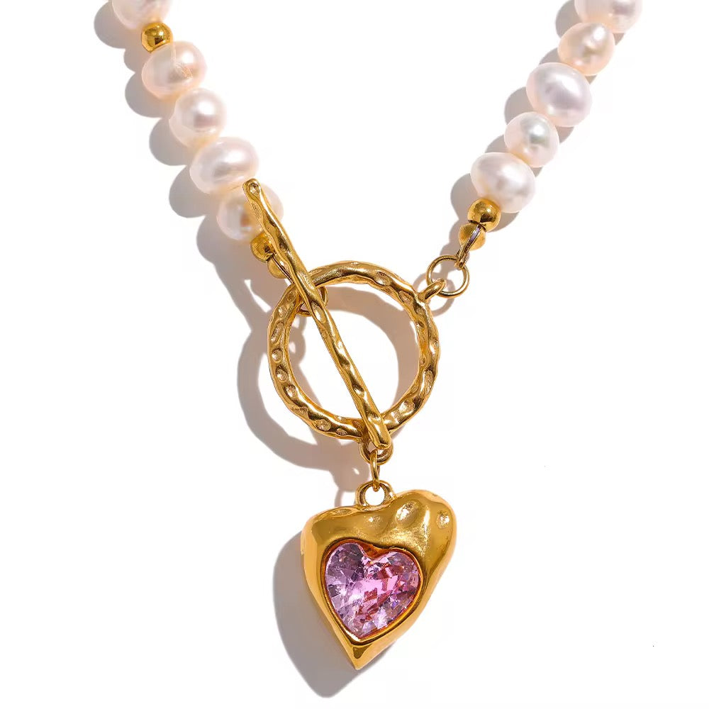 Collier en perles naturelles et pendentif cœur serti de zirconium. collier élégant et moderne 