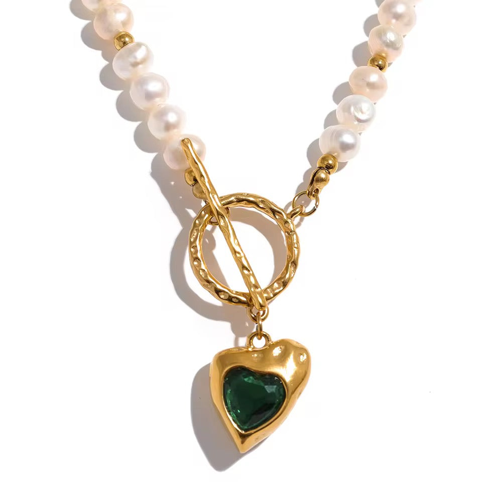Collier en perles naturelles et pendentif cœur serti de zirconium. Bijou élégant, résistant à l’eau