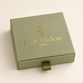 Écrin pour bijoux L'Or Didon fermé, logo doré et tirette en ruban